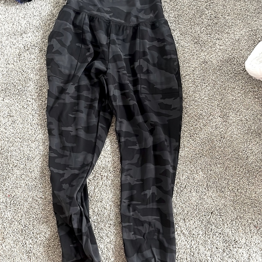 lululemon athletica camo joggers size 4
